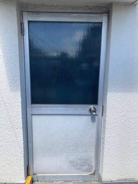 岩崎ガラス建窓のアルミドア取替工事の施工前の写真1