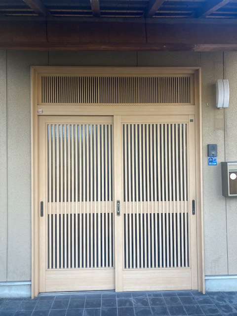 岩崎ガラス建窓の玄関引戸取替工事の施工前の写真1