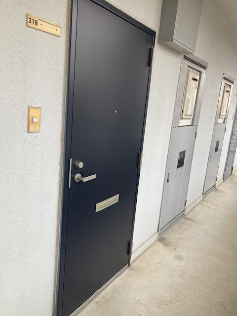 岩崎ガラス建窓のマンション用ドア　カバー工法でドア取替工事の施工後の写真1