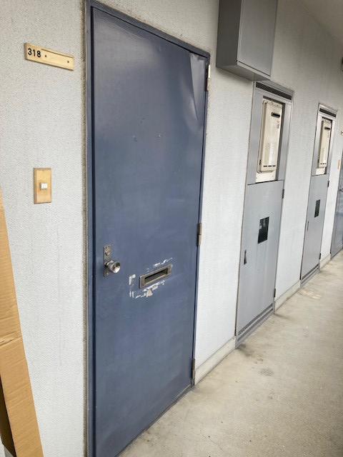 岩崎ガラス建窓のマンション用ドア　カバー工法でドア取替工事の施工前の写真1