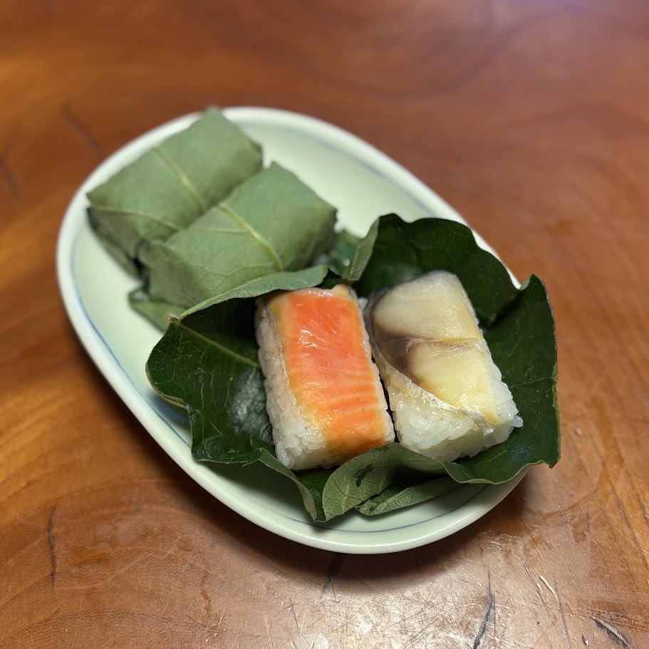 朴の葉寿司いただきました。 土佐トーヨー住器のブログ 写真1