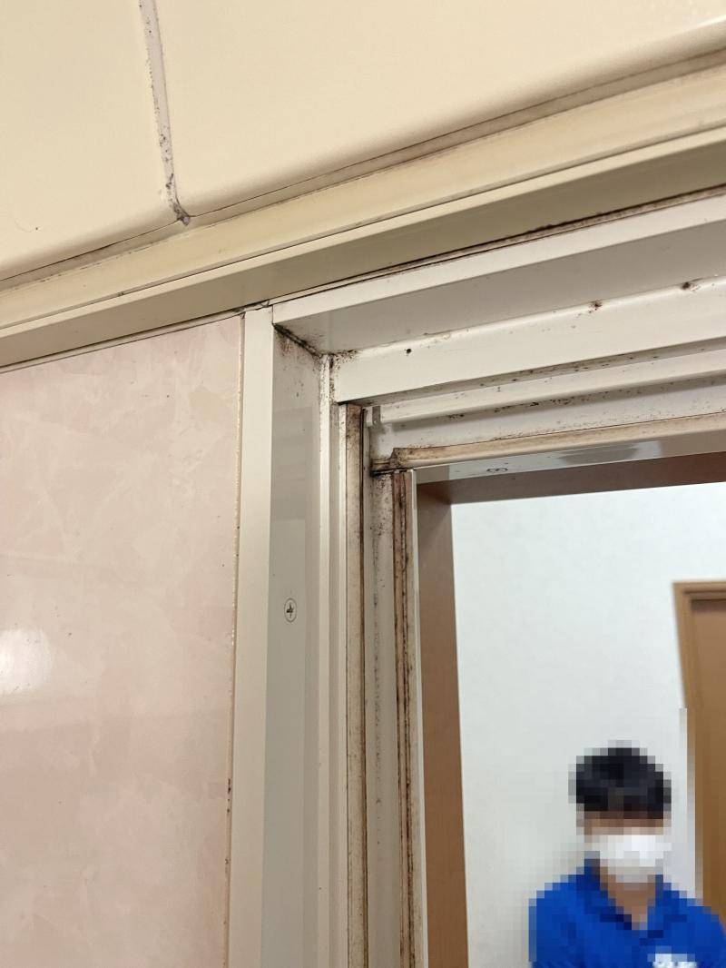 土佐トーヨー住器のリフォーム浴室中折れドアでユニットバスのドアを交換の施工前の写真1