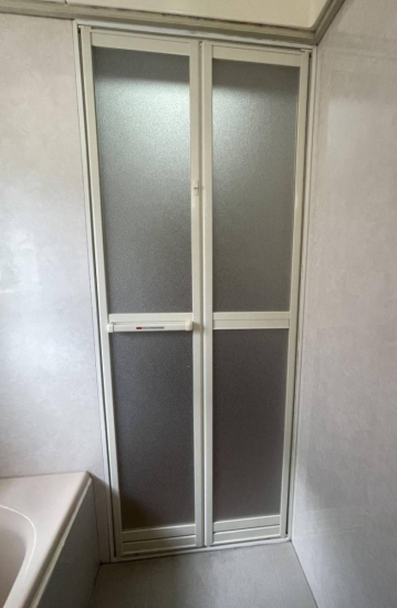 土佐トーヨー住器のリフォーム浴室中折れドアでユニットバスのドアを交換施工事例写真1