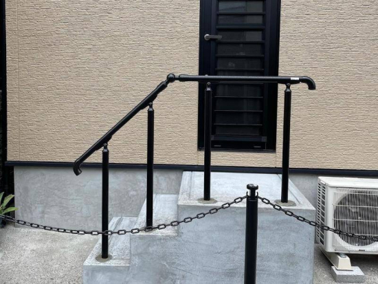 土佐トーヨー住器の勝手口の階段の手すりにグリップラインを採用施工事例写真1