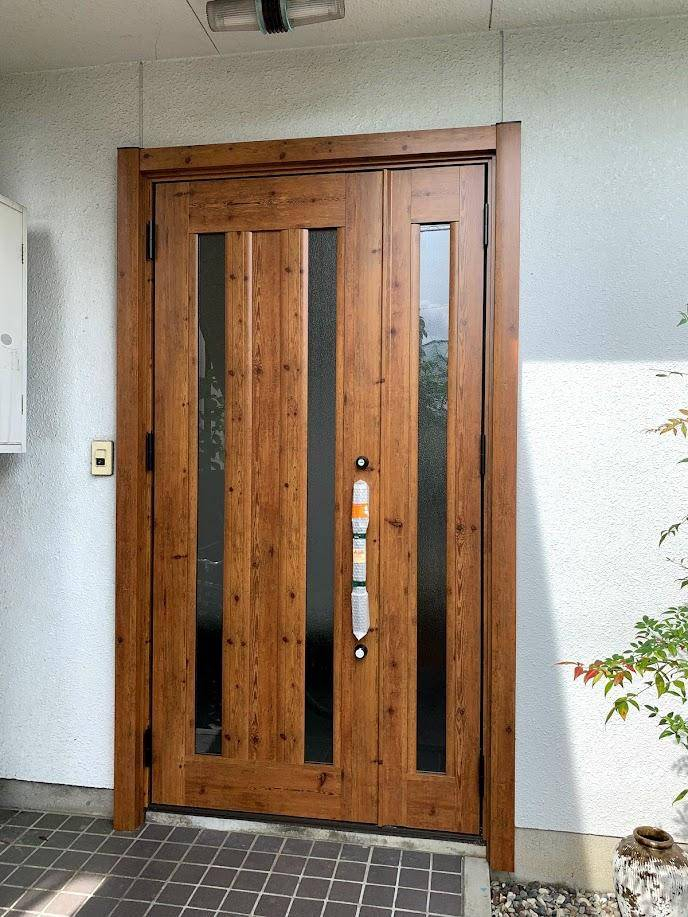 土佐トーヨー住器のリシェントドアでワンデイリフォーム　古い玄関ドアの取り換えの施工後の写真1