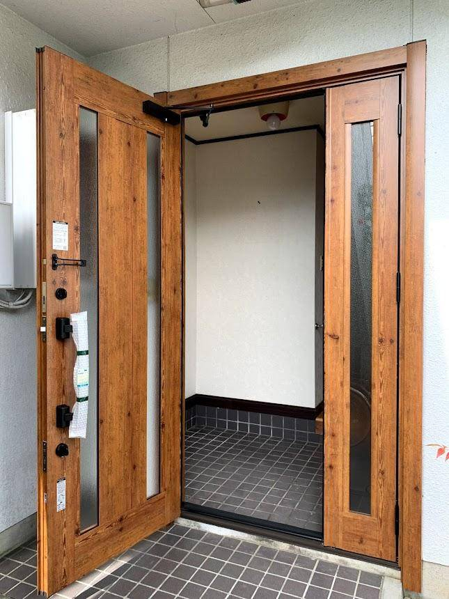 土佐トーヨー住器のリシェントドアでワンデイリフォーム　古い玄関ドアの取り換えの施工後の写真2