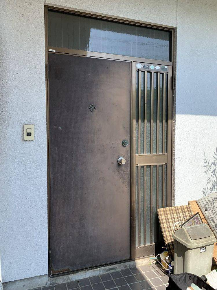 土佐トーヨー住器のリシェントドアでワンデイリフォーム　古い玄関ドアの取り換えの施工前の写真1
