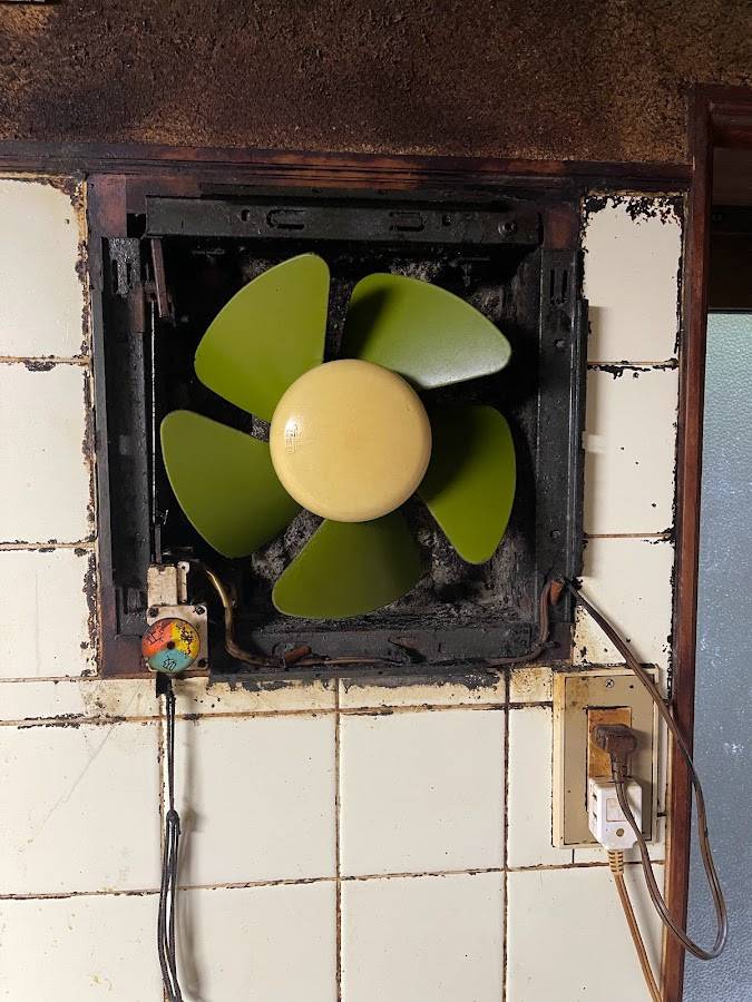 土佐トーヨー住器のキッチンの換気扇を取り換えの施工前の写真1