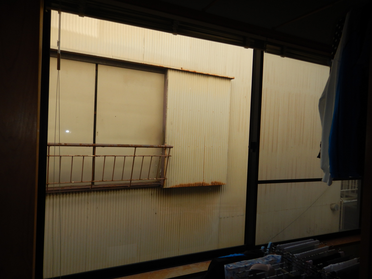 土佐トーヨー住器のインプラス内窓で防音、断熱の施工前の写真1