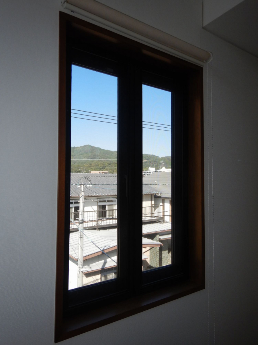 土佐トーヨー住器のインプラス内窓で防音、断熱の施工前の写真3