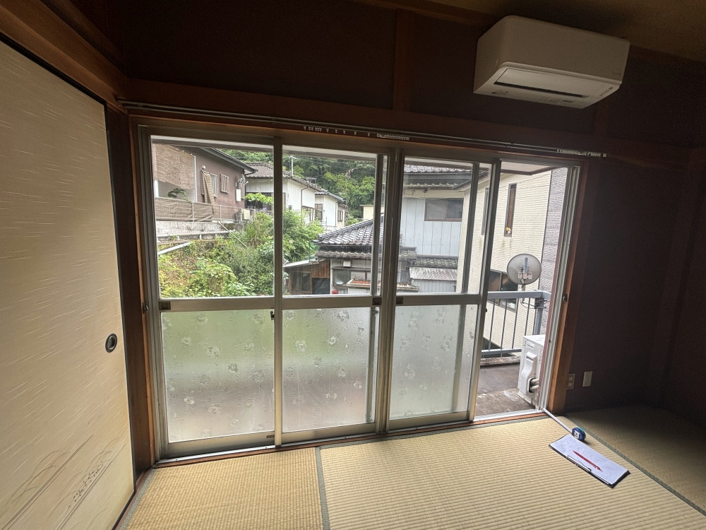 土佐トーヨー住器の先進的窓リノベ事業を使ったカバー工法リプラスの施工前の写真1