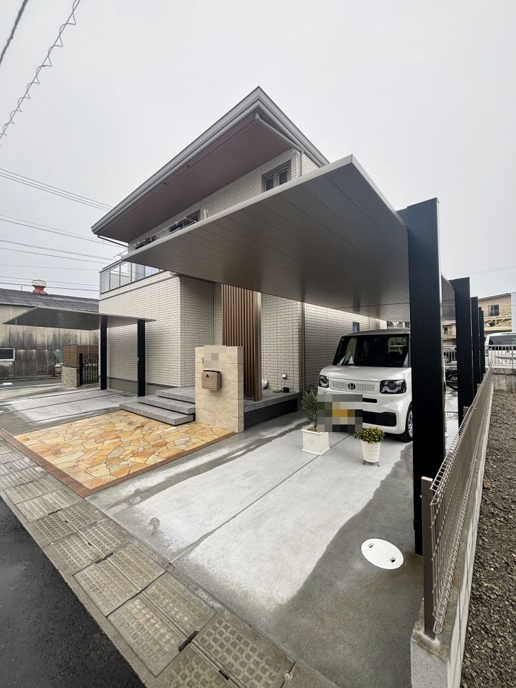 土佐トーヨー住器の新築外構でカーポートSCを採用いただきました。の施工後の写真1