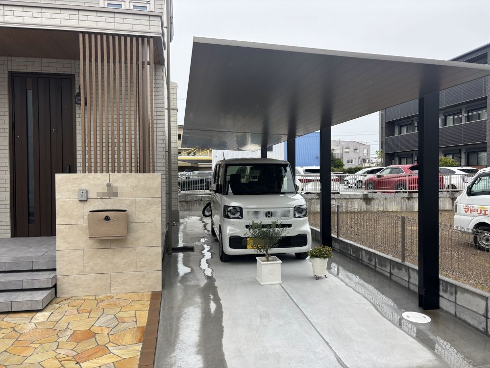土佐トーヨー住器の新築外構でカーポートSCを採用いただきました。の施工後の写真2
