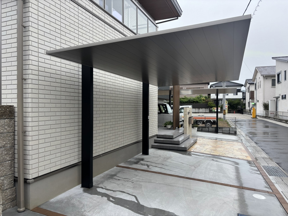 土佐トーヨー住器の新築外構でカーポートSCを採用いただきました。の施工後の写真3