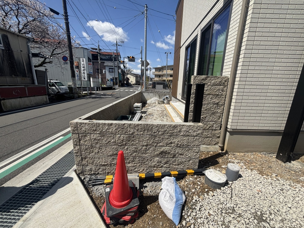 土佐トーヨー住器の道路側のフェンスは目隠しタイプで。の施工前の写真1