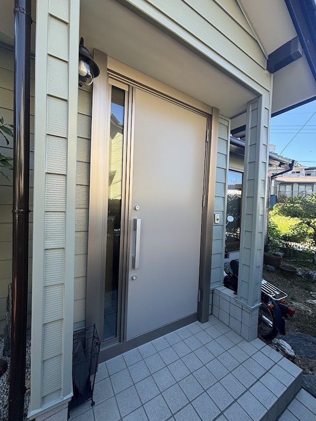 土佐トーヨー住器の玄関リフォーム　リシェント玄関ドアで一日で交換できます。の施工後の写真1