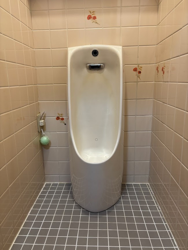 土佐トーヨー住器のストール型の小便器の交換の施工前の写真1