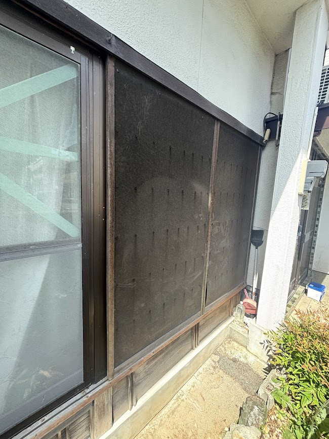 土佐トーヨー住器の雨戸のないサッシに雨戸を・・雨戸一筋で防犯の施工前の写真1