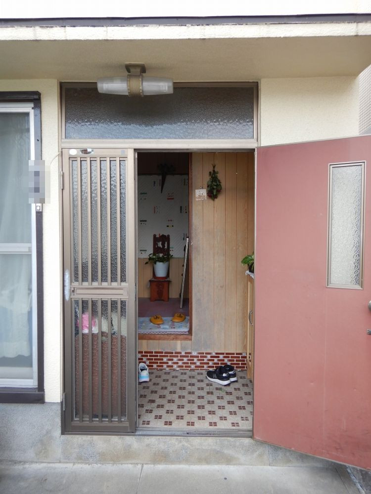 土佐トーヨー住器のリシェント玄関で玄関ドアをリフォームの施工前の写真1