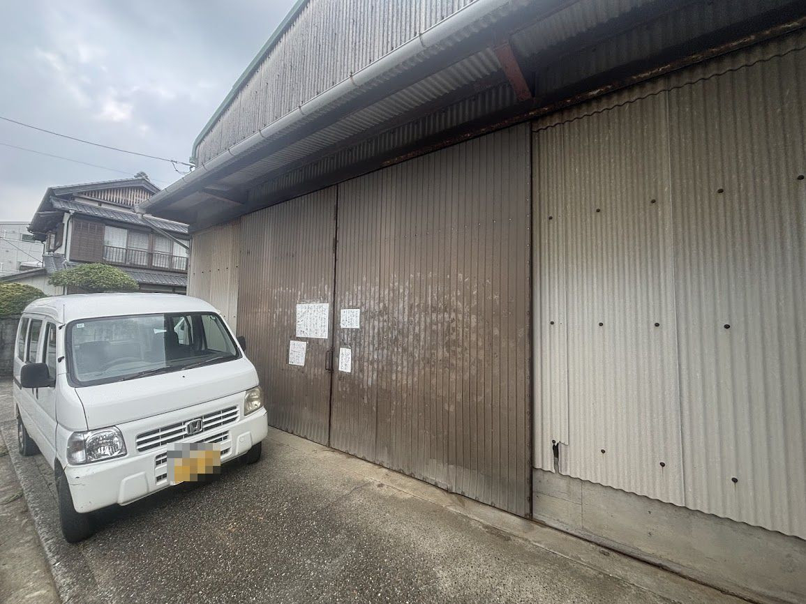 土佐トーヨー住器の倉庫の出入り口改修工事の施工前の写真1