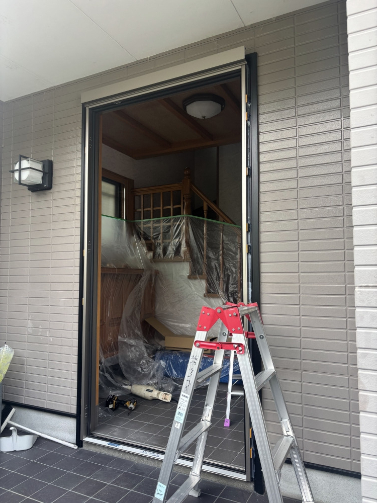 土佐トーヨー住器の玄関ドアをカバー工法のリシェントで交換の施工後の写真2