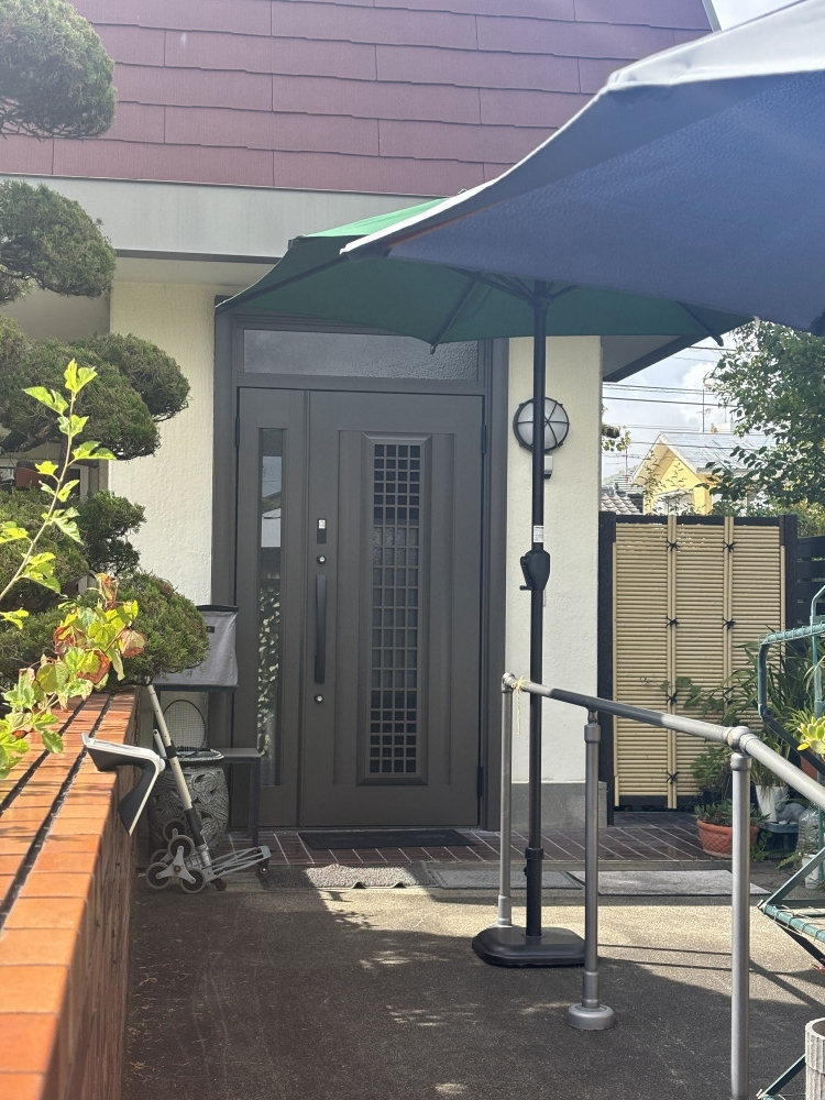 土佐トーヨー住器のリシェント玄関ドアでワンデイリフォームの施工後の写真1