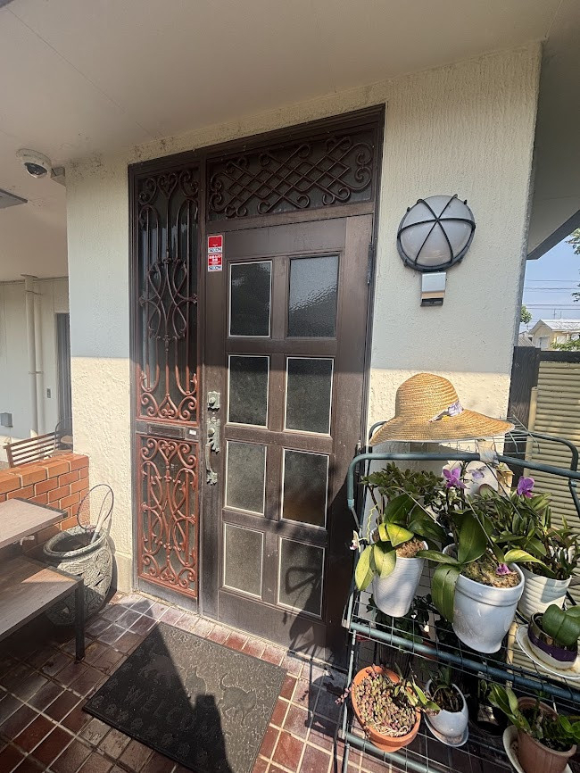 土佐トーヨー住器のリシェント玄関ドアでワンデイリフォームの施工前の写真1