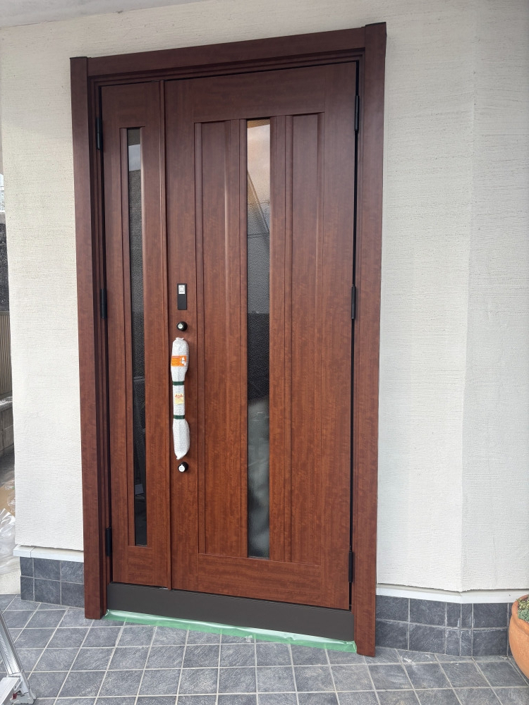 土佐トーヨー住器の古くなった玄関ドアをカバー工法のリシェント玄関ドアでリニューアル高知県高知市の施工後の写真1
