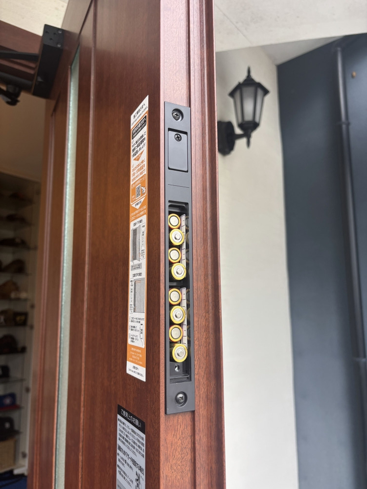 土佐トーヨー住器の古くなった玄関ドアをカバー工法のリシェント玄関ドアでリニューアル高知県高知市の施工後の写真2