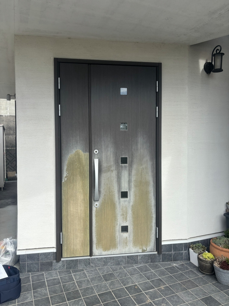 土佐トーヨー住器の古くなった玄関ドアをカバー工法のリシェント玄関ドアでリニューアル高知県高知市の施工前の写真1