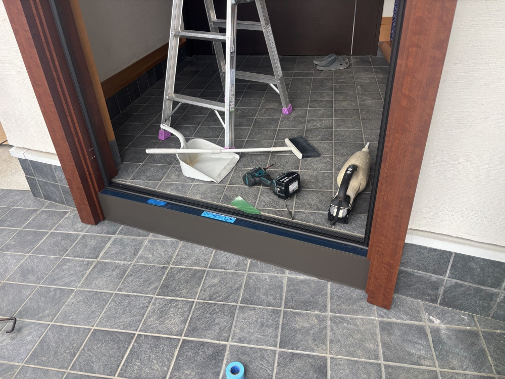 土佐トーヨー住器の古くなった玄関ドアをカバー工法のリシェント玄関ドアでリニューアル高知県高知市の施工前の写真2