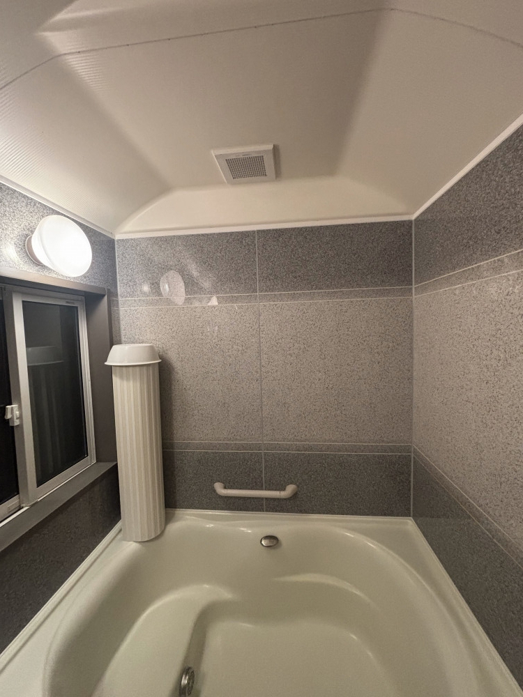 土佐トーヨー住器の古くなったユニットバスの交換工事　高知県高知市の施工前の写真1