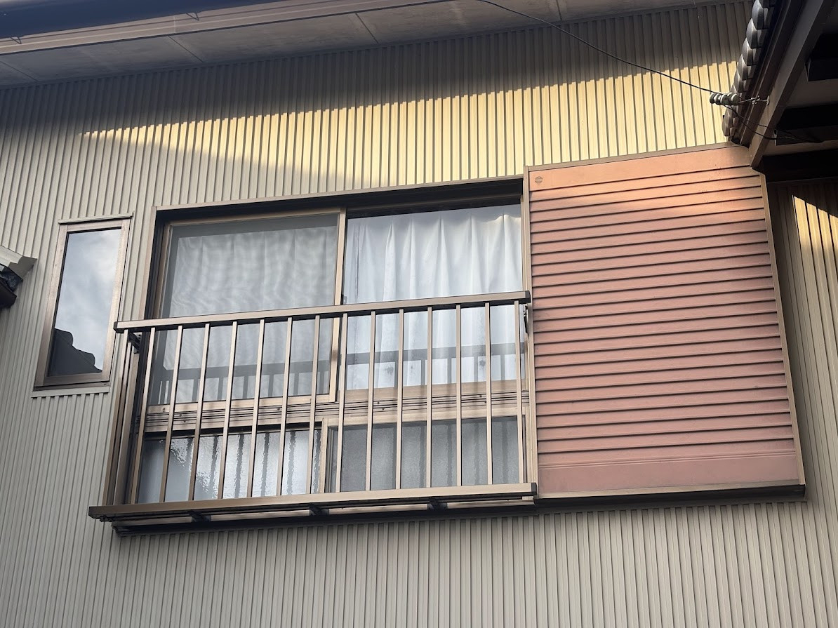 土佐トーヨー住器の雨戸サッシにアルミ手摺取り付け　高知県南国市の施工後の写真1