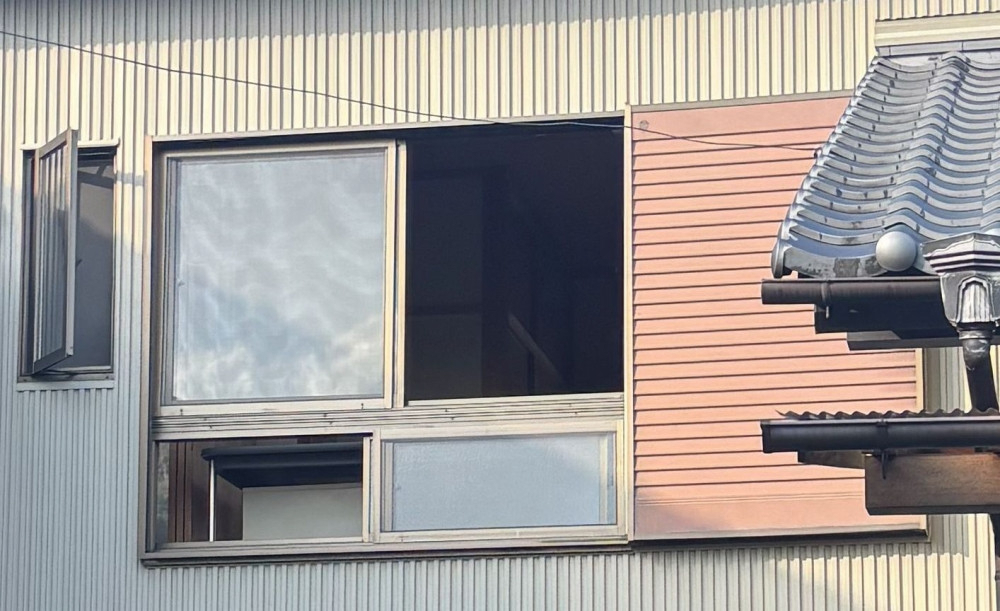 土佐トーヨー住器の雨戸サッシにアルミ手摺取り付け　高知県南国市の施工前の写真1