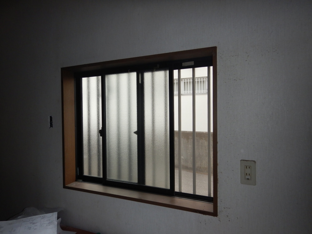 土佐トーヨー住器の内窓インプラス設置で冬の寒さ対策！先進的窓リノベ事業を活用しました　高知県土佐市の施工前の写真1