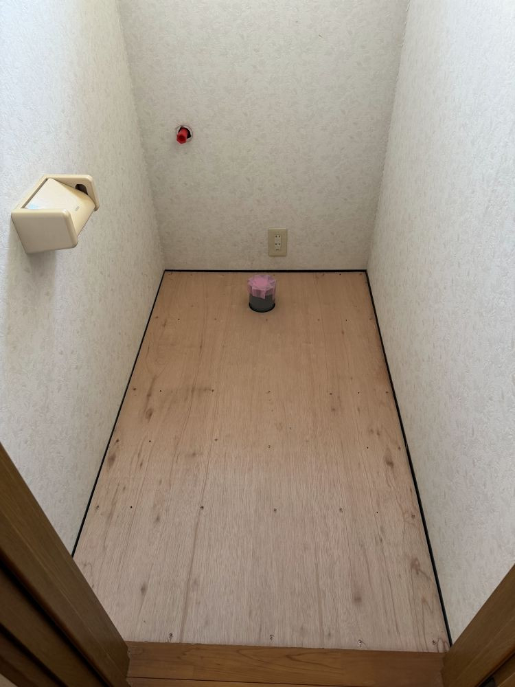 土佐トーヨー住器のバリアリー化してトイレの交換工事　高知県土佐市の施工前の写真2