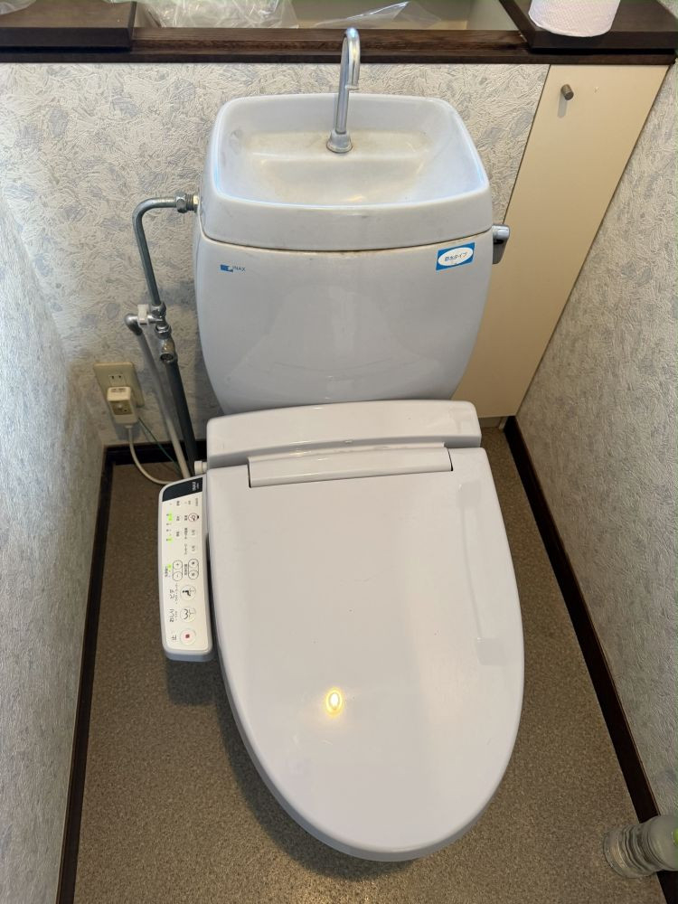 土佐トーヨー住器の【施工事例】LIXILリトイレ「アメージュ」でトイレ交換リフォーム｜高知県南国市の施工前の写真1