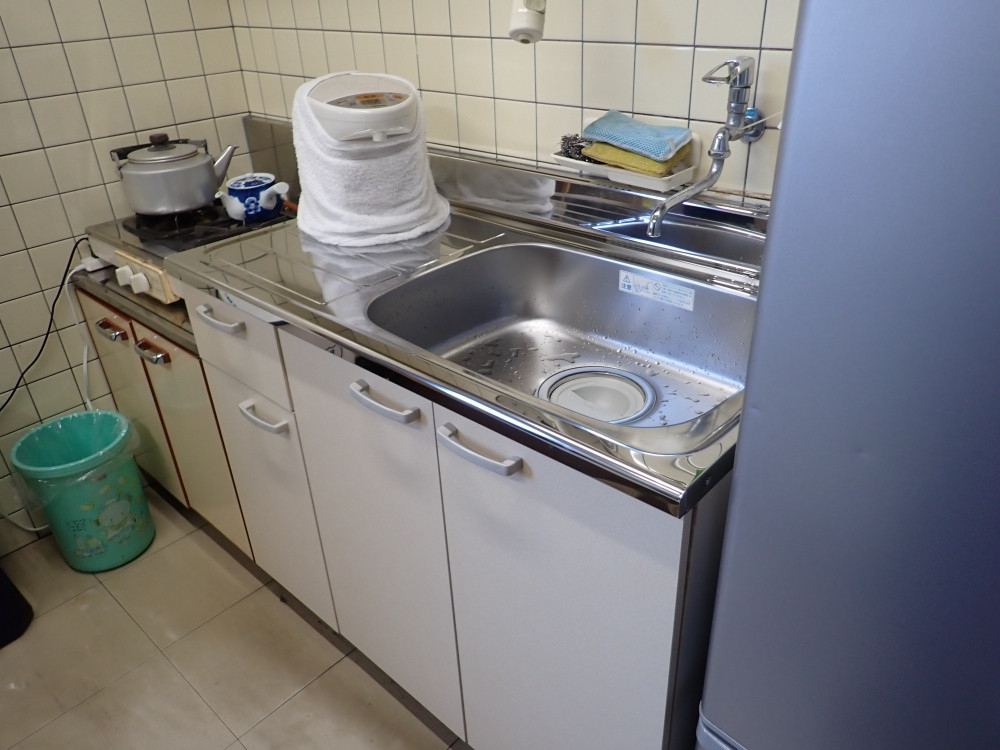 土佐トーヨー住器の施工例　事務所の給湯室の流し台の交換　高知県土佐市の施工後の写真1