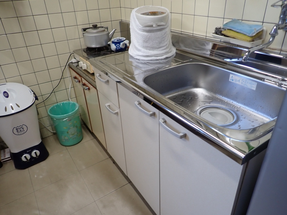 土佐トーヨー住器の施工例　事務所の給湯室の流し台の交換　高知県土佐市の施工後の写真3