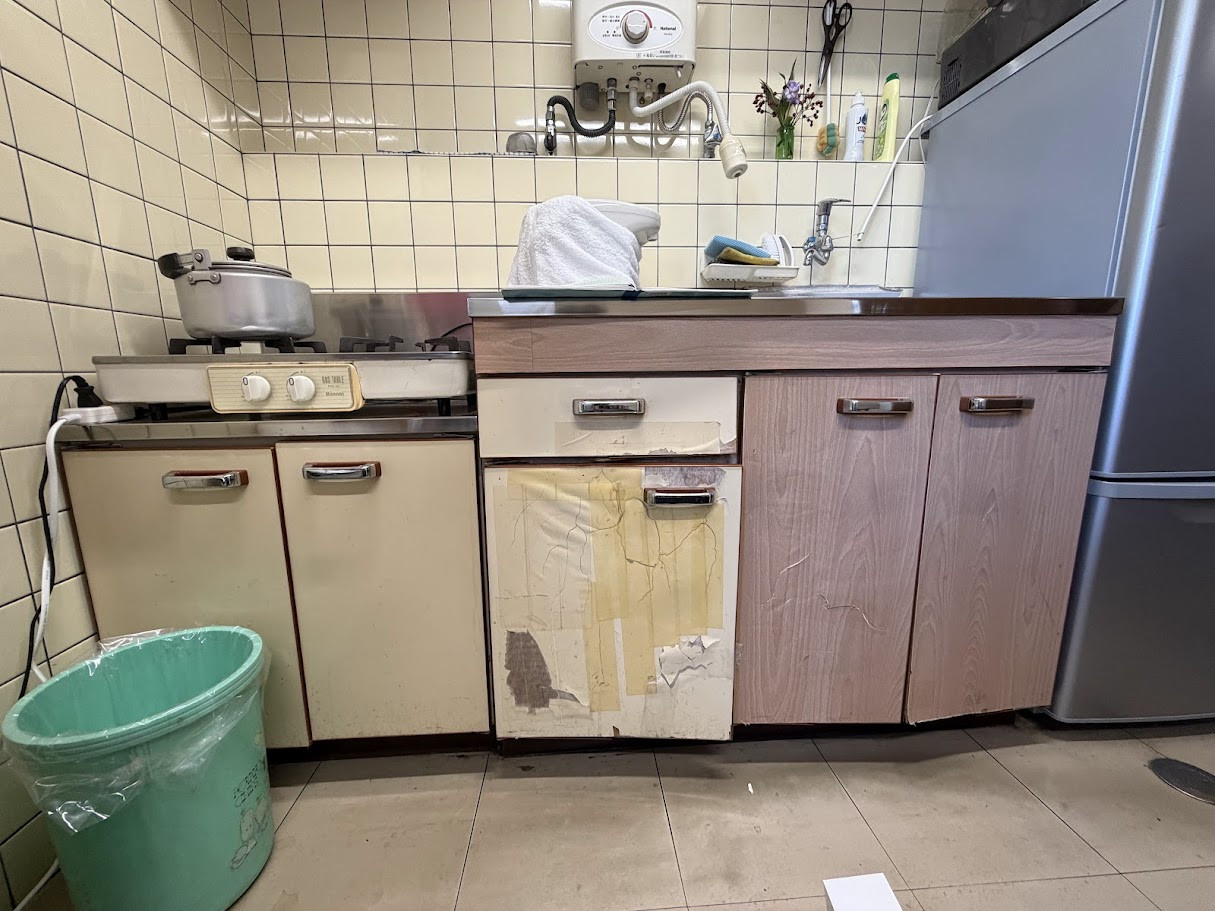 土佐トーヨー住器の施工例　事務所の給湯室の流し台の交換　高知県土佐市の施工前の写真1