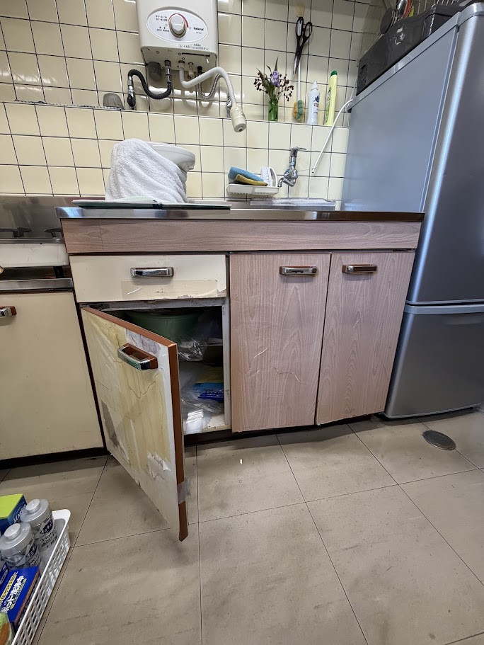 土佐トーヨー住器の施工例　事務所の給湯室の流し台の交換　高知県土佐市の施工前の写真2