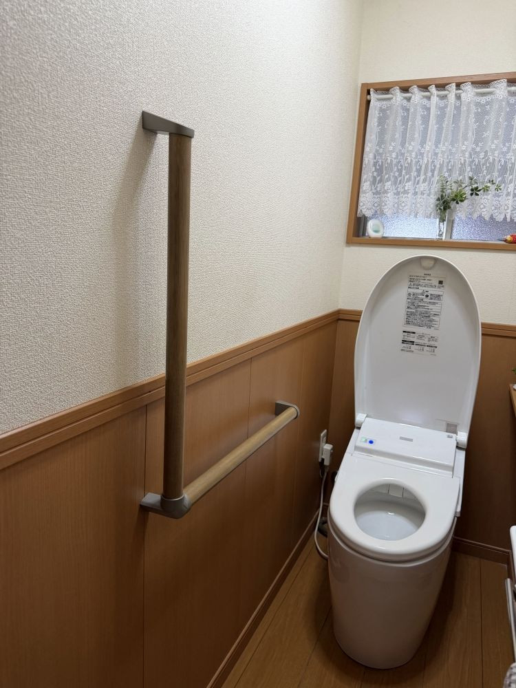 土佐トーヨー住器のトイレの手すり取付の施工後の写真2