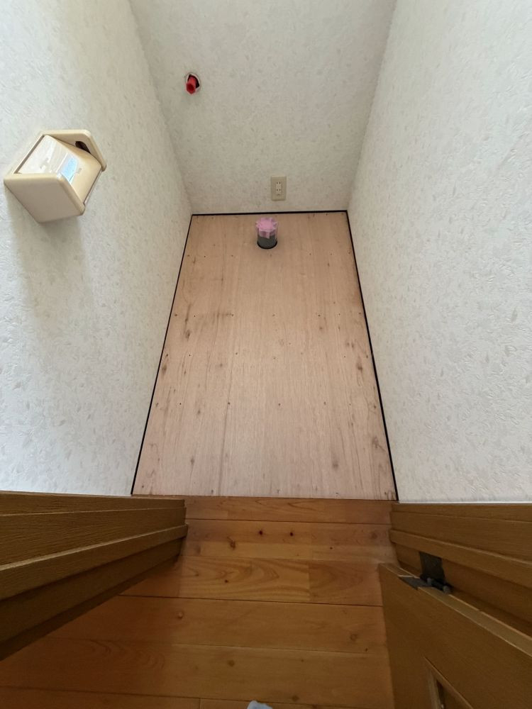 土佐トーヨー住器のトイレの交換とバリアフリー化の施工前の写真2