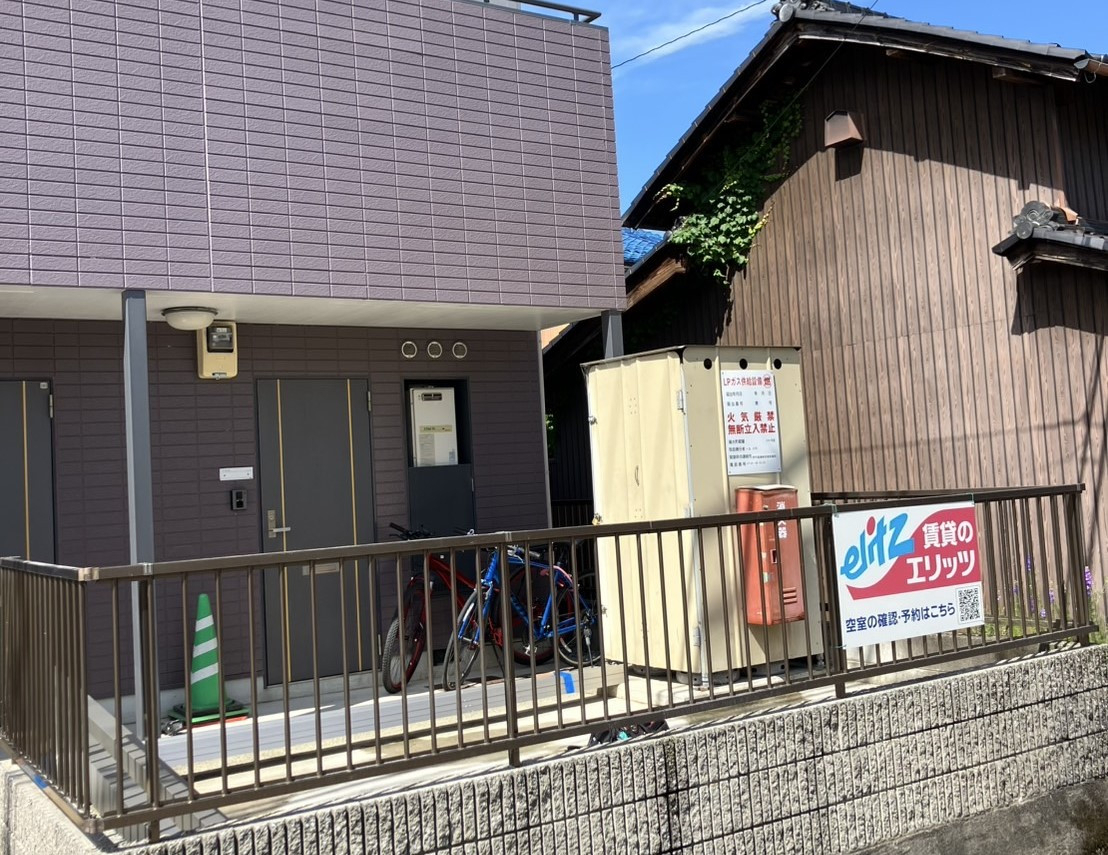 アーステックの自転車置場の取替をさせて頂きました。の施工前の写真1