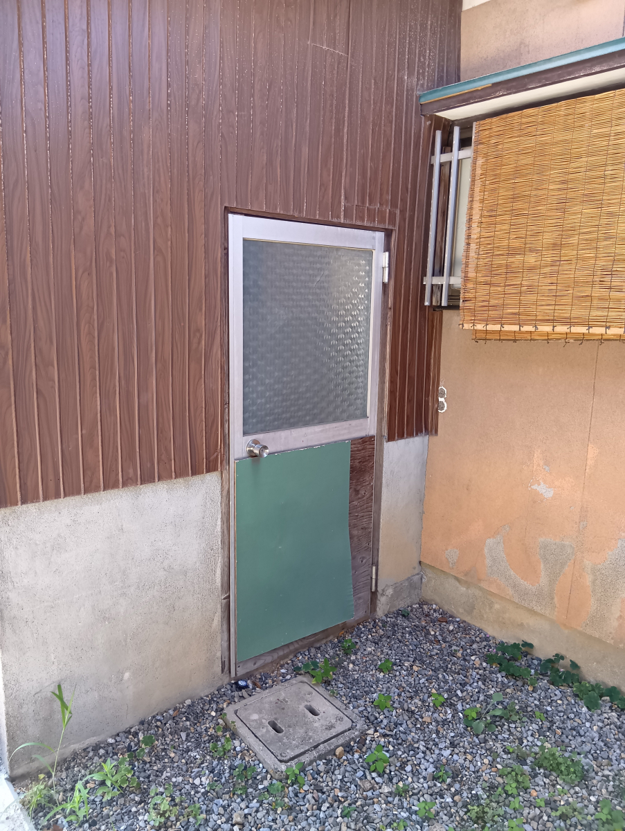 アーステックの勝手口ドアの取替工事の施工前の写真1