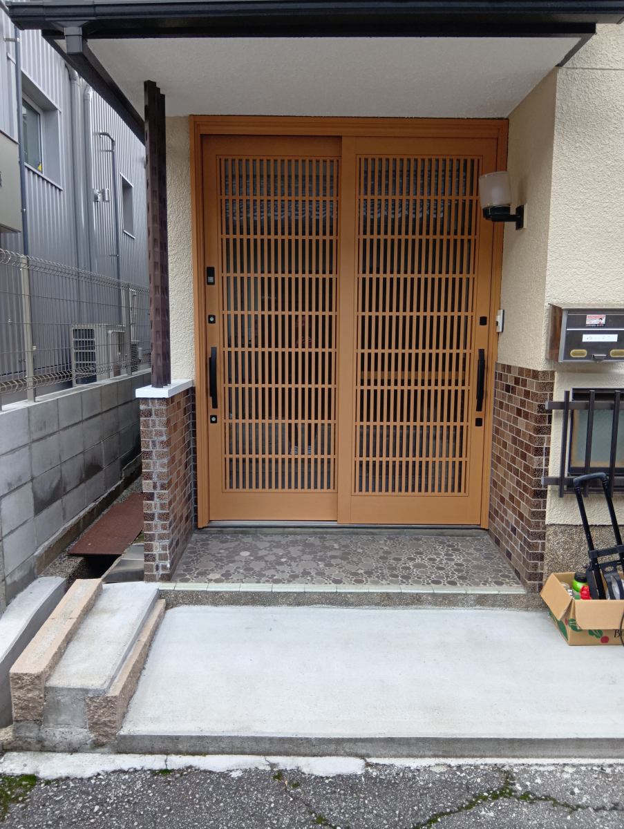 アーステックの玄関引戸の取替の施工後の写真1