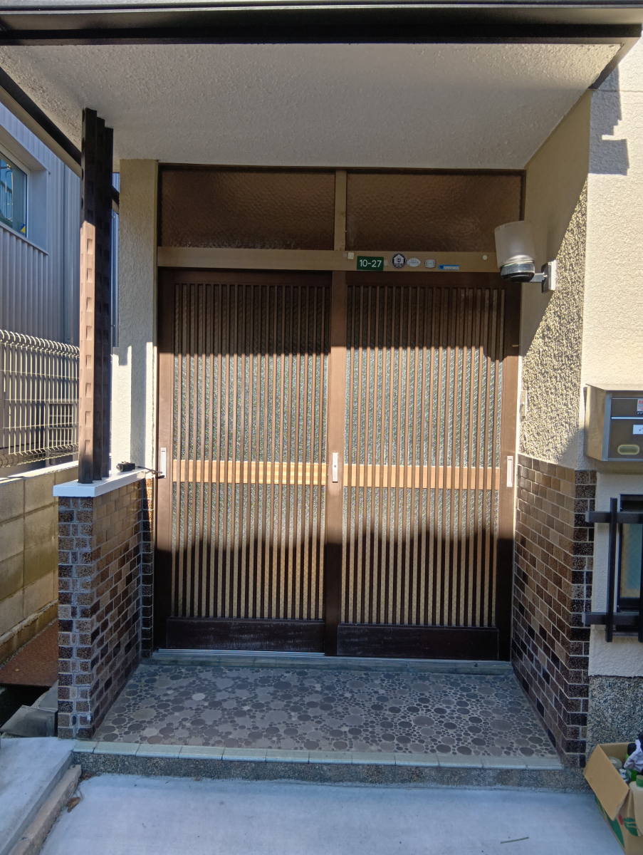 アーステックの玄関引戸の取替の施工前の写真1