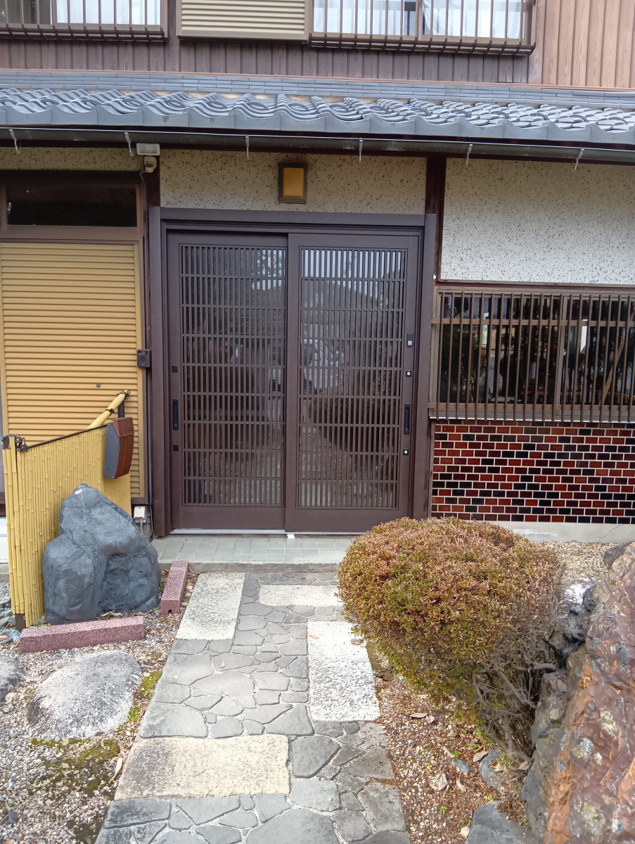 アーステックの玄関引戸の取替の施工後の写真1