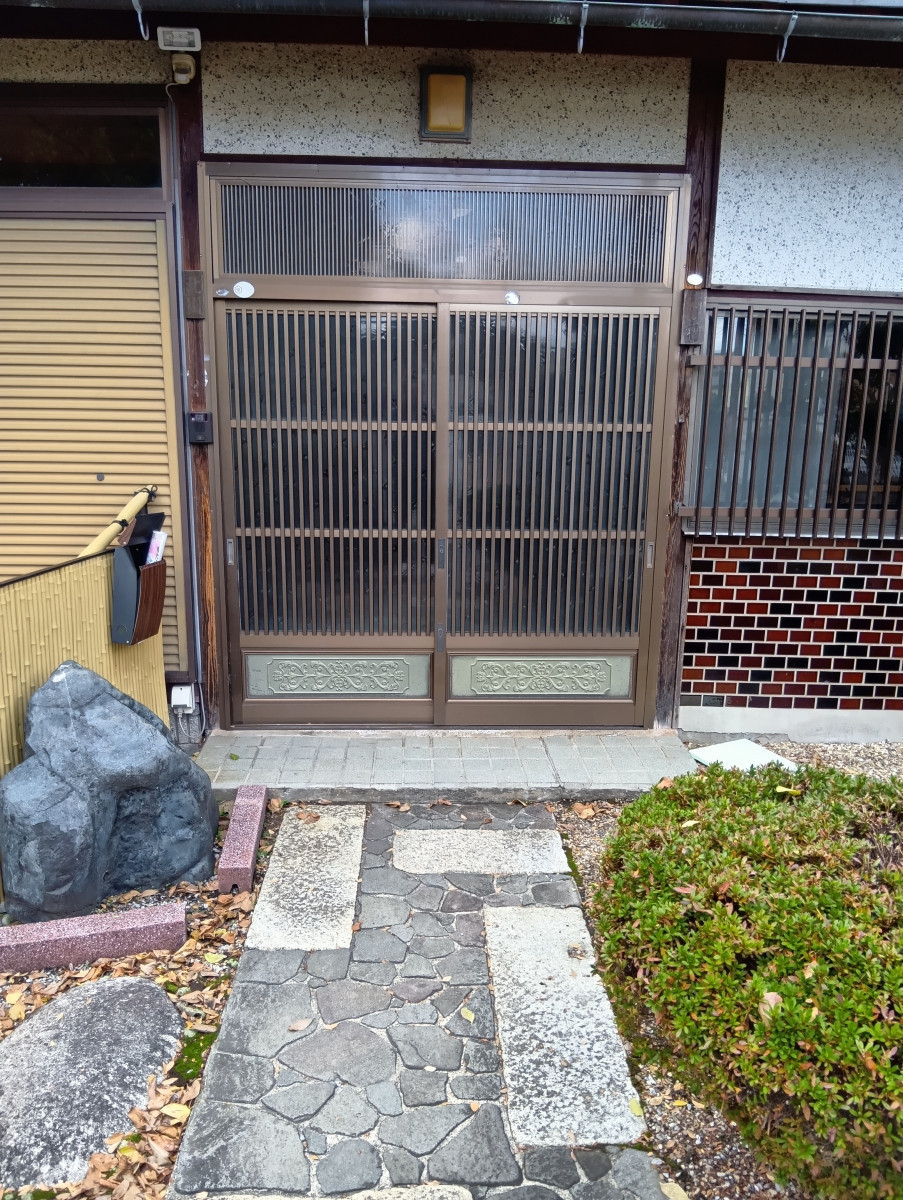 アーステックの玄関引戸の取替の施工前の写真1