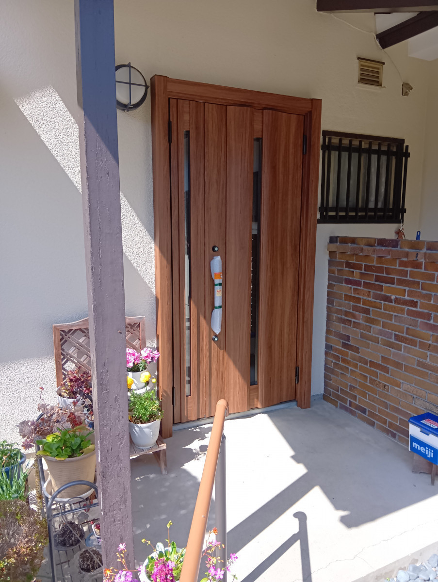 アーステックの玄関ﾄﾞｱの取替の施工後の写真1